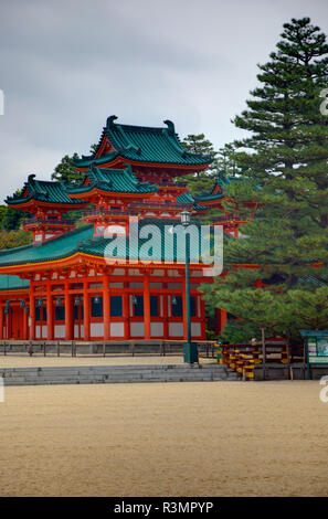 Giappone, Kyoto. Jingu Heian Santuario scintoista di edifici e terreni. Foto Stock