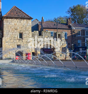 La vecchia abbazia Gateway di parete e la funzione di acqua nella parte anteriore del York Art Gallery, York, Inghilterra, Regno Unito. Foto Stock