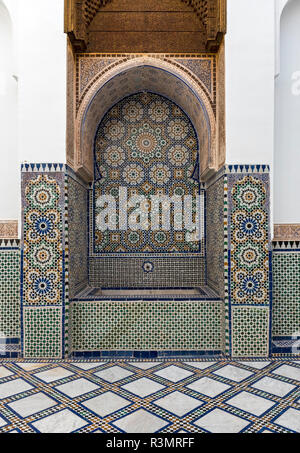 Piastrellate fontana al Museo Dar Si Said, Marrakech (Marrakech), Marocco Foto Stock