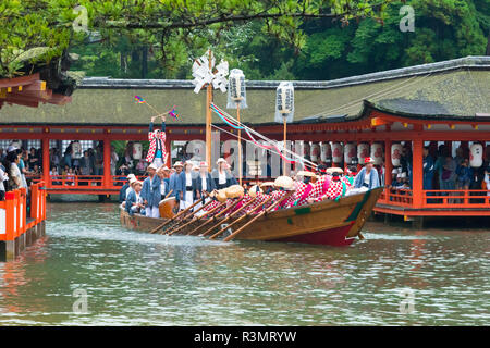 Decorate barca al santuario di Itsukushima (Patrimonio Mondiale dell'UNESCO) durante Kangen-sai Festival, Miyajima, Giappone Foto Stock