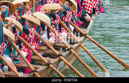 Barca a remi durante Kangen-sai Festival presso il Tempio di Itsukushima (Patrimonio Mondiale dell'UNESCO), Miyajima, Giappone Foto Stock