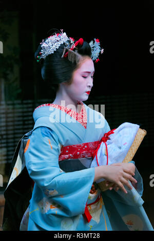 Geisha in abbigliamento tradizionale su Hanami-Koji Street, quartiere di Gion, Kyoto, Giappone Foto Stock