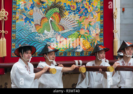 Gli uomini che trasportano il galleggiante durante il Protocollo di Kyoto Gion Matsuri, Kyoto, Giappone Foto Stock