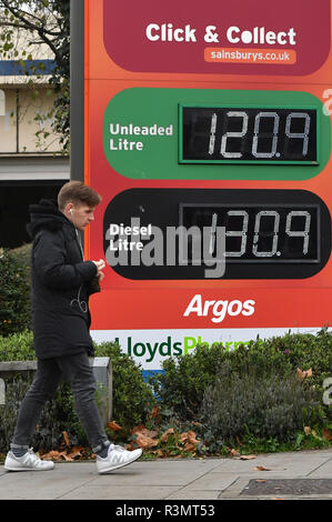 I prezzi del carburante sul display a un Sainsbury's stazione di benzina nella nuova croce, a sud di Londra. La società è una delle tre catene di supermercati che hanno annunciato il prezzo del carburante come i tagli dei costi all'ingrosso continuano a cadere. La Sainsbury's riduzione si applicherà a partire da sabato. Foto Stock