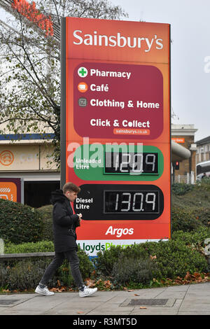 I prezzi del carburante sul display a un Sainsbury's stazione di benzina nella nuova croce, a sud di Londra. La società è una delle tre catene di supermercati che hanno annunciato il prezzo del carburante come i tagli dei costi all'ingrosso continuano a cadere. La Sainsbury's riduzione si applicherà a partire da sabato. Foto Stock