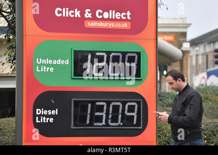 I prezzi del carburante sul display a un Sainsbury's stazione di benzina nella nuova croce, a sud di Londra. La società è una delle tre catene di supermercati che hanno annunciato il prezzo del carburante come i tagli dei costi all'ingrosso continuano a cadere. La Sainsbury's riduzione si applicherà a partire da sabato. Foto Stock