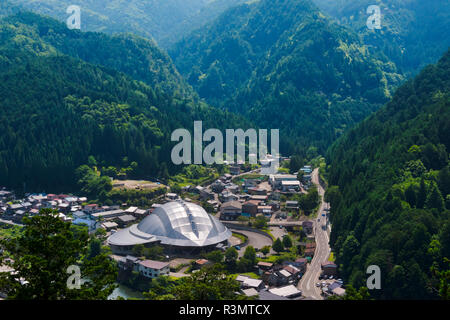 Vista di Gujo Hachiman skyline dominato da stadio conformata come un samurai casco, Prefettura di Gifu, Giappone Foto Stock