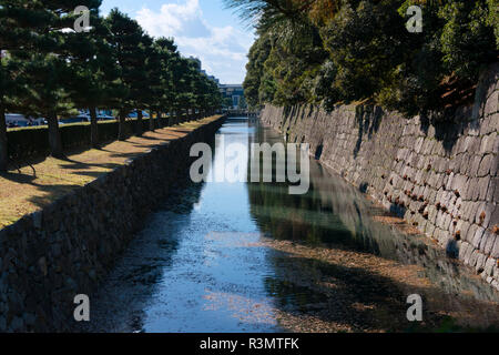 Muro di castello fatto di enormi rocce e fossato, il Castello di Nijo, Kyoto, Giappone Foto Stock