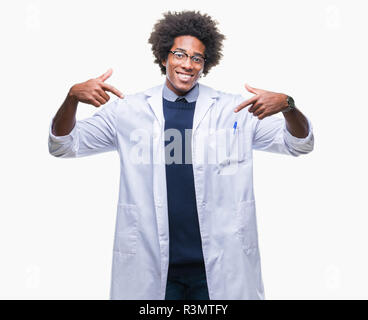 Afro American medico scienziato uomo sullo sfondo isolato guardando fiduciosi con il sorriso sul volto, rivolto a se stessi con le dita orgogliosa e felice. Foto Stock