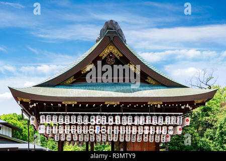 Kyoto, Giappone. Lo Shintoismo il santuario Yasaka, Gion-jinja decorate con appeso giapponese lanterne di carta Foto Stock