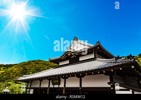 Kyoto, Giappone. Il sole splende su un edificio al Kiyomizu-dera tempio, un sito Patrimonio Mondiale dell'UNESCO Foto Stock