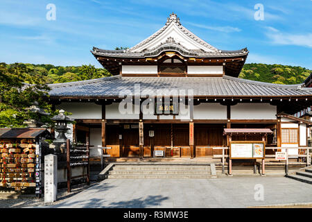 Kyoto, Giappone. Il sole splende su un edificio al Kiyomizu-dera tempio, un sito Patrimonio Mondiale dell'UNESCO Foto Stock
