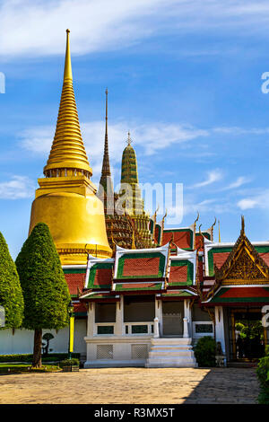 Bangkok, Tailandia. Phra Si Rattana Chedi (Golden Chedi), corpo del Buddha, ceneri di Wat Phra Kaew, Grand Palace e il Tempio del Buddha di Smeraldo Foto Stock