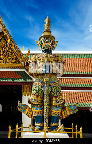 Bangkok, Tailandia. Il Wat Phra Kaeo Grand Palace (il Tempio del Buddha di smeraldo), Demon (Dschaks) la guardia fuori dall'ingresso Foto Stock