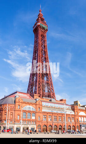 La Blackpool Tower e Tower Ballroom edificio sul lungomare di Blackpool Lancashire Inghilterra GB UK Europa Foto Stock