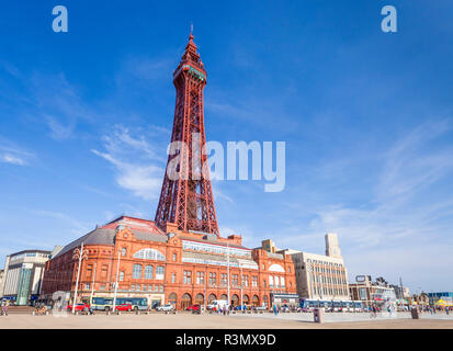 Blackpool Tower Tower Ballroom e la passeggiata sul lungomare Promenade di Blackpool Blackpool Lancashire Inghilterra GB UK Europa Foto Stock