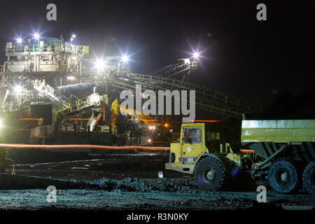 Una vista notturna del carbone Recycoal impianto di riciclaggio in Rossington,Doncaster che ora è stata demolita per far posto a nuove case. Foto Stock