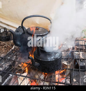 Bollitore bollire su un fuoco aperto. Foto Stock