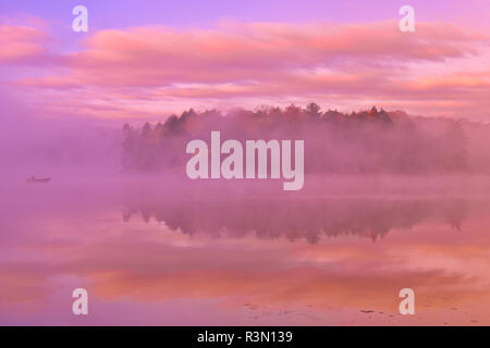 Canada Ontario, lago a ferro di cavallo. Cottage nella nebbia mattutina sul lago. Foto Stock