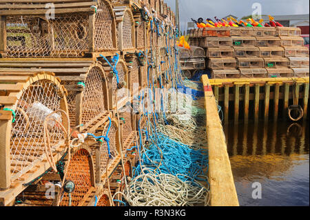 Canada, Prince Edward Island, Seacow Pond. Impilate le trappole a base di aragosta e boe. Foto Stock