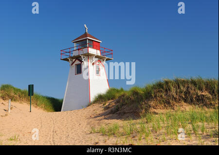 Canada, Prince Edward Island. Faro in dune di sabbia a Porto Covehead. Foto Stock