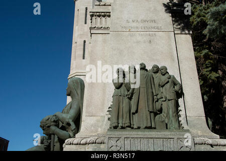 Canada Quebec, tre fiumi (aka Trois-Riveres). Cattedrale dell'Assunzione aka Cathedrale de l'Assomption de Marie. Statue esterne. Foto Stock