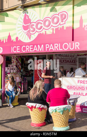 La gente seduta al di fuori del convogliatore, a Blackpool gelateria sul lungomare a Blacvkpool Lancashire England Regno Unito GB Europa Foto Stock