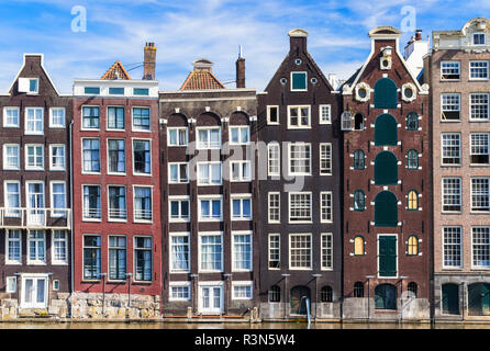 Case di Amsterdam su Damrak Una parzialmente riempito in canal dancing case con architettura olandese dal canal Amsterdam Olanda Paesi Bassi EU Europe Foto Stock