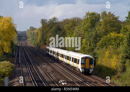 Una classe 375 Electrostar Electric Multiple Unit numero 375603 formando un sud-est verso il basso i treni a Swanley. Foto Stock