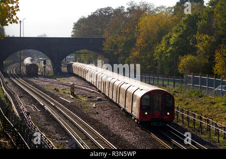 Una linea centrale formata del treno della metropolitana di Londra 1992 teste stock nord a Newbury Park. Il 9 novembre 2018. Foto Stock