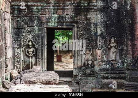 Siem Reap, Cambogia. Porta tra le antiche rovine e le torri del tempio Bayon in Preah Khan Foto Stock