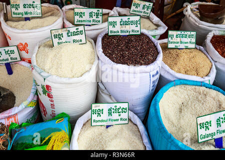 Siem Reap, Cambogia. La vendita di riso dal convogliatore da sacchetti al mercato principale nel centro della città, il vecchio mercato (Phsar Chas) la vendita di riso a Psa mercato Leu Foto Stock