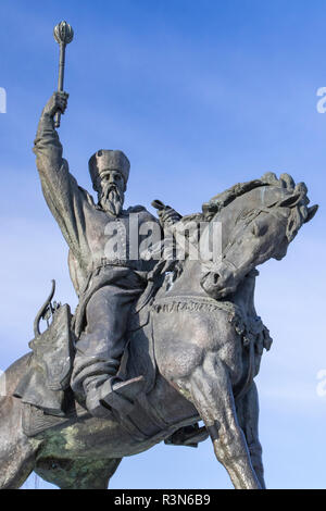 Statua equestre di Petro Konashevych-Sahaidachny a Kontraktova Square a Kiev in Ucraina. Foto Stock