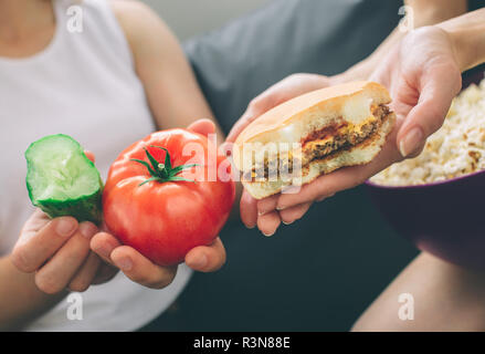 Cibo sano VS fast food Foto Stock
