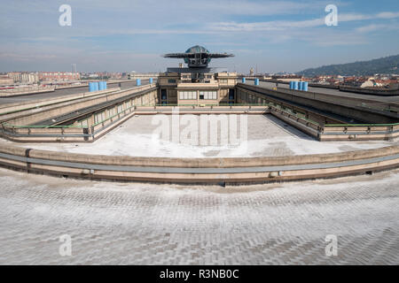 Il vecchio stabilimento Fiat di Torino Italia, costruito nel 1920, recentemente ristrutturato da Renzo Piano. Sul tetto della prova originale via è aperta al pubblico. Foto Stock
