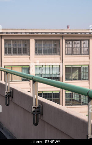 Vista dal vecchio stabilimento Fiat di Torino Italia, costruito nel 1920, rinnovato dall'architetto Renzo Piano. Sul tetto della prova originale via esiste ancora. Foto Stock