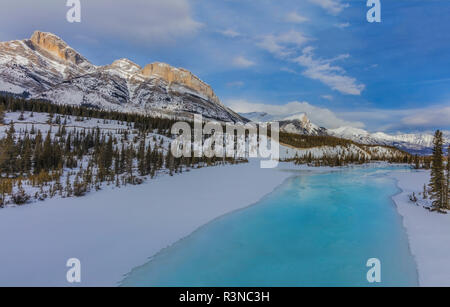Inverno lungo il Nord del Fiume Saskatchewan nel Parco Nazionale di Banff, Alberta, Canada Foto Stock