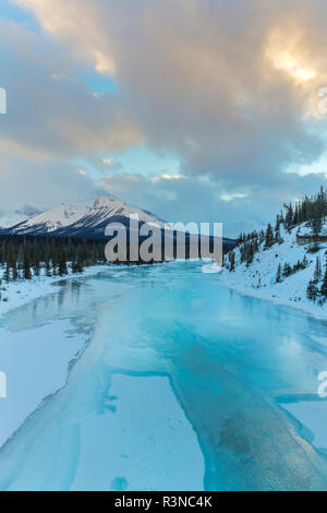Inverno lungo il Nord del Fiume Saskatchewan nel Parco Nazionale di Banff, Alberta, Canada Foto Stock