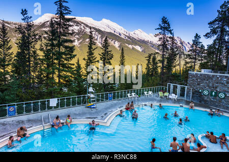 Piscina in Montagna di Zolfo Hot Springs, il Parco Nazionale di Banff, Alberta, Canada Foto Stock