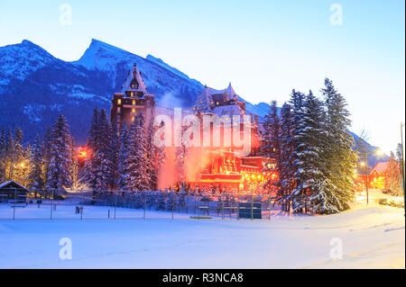 Inizio inverno vista la mattina del Fairmont Banff Springs Hotel vicino alla città di Banff, Canadian Rockies, Alberta, Canada Foto Stock