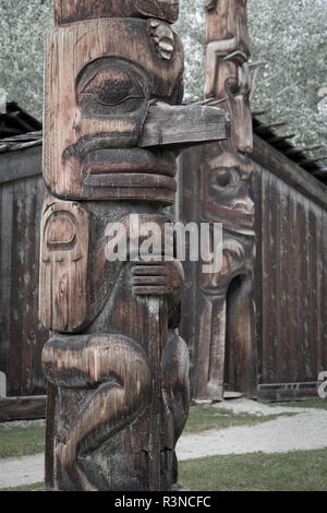 Canada, British Columbia, Hazelton. Totem Poles e costruendo a Ksan Historical Village. Foto Stock