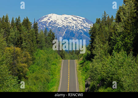 Canada, British Columbia. Paesaggio di montagna e Stewart Cassiar Highway. Foto Stock