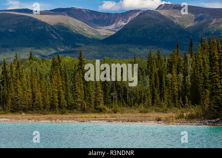 Canada, British Columbia, Boya Lake Provincial Park. Boya lago e montagne Cassiar Foto Stock