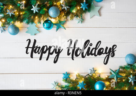Banner di natale con la calligrafia Inglese Buone Vacanze. Abete del ramo con palle blu e decorazione di Natale. Rustico in legno bianco e lo sfondo Foto Stock