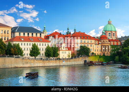 Edifici sulle rive del fiume Moldava a Praga Foto Stock