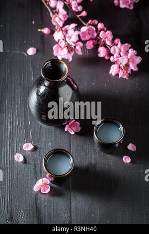 Forte amore con fiori che sbocciano sulla tavola nera Foto Stock