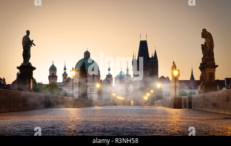 Nebbia mattutina sul Ponte Carlo a Praga e in Repubblica Ceca Foto Stock