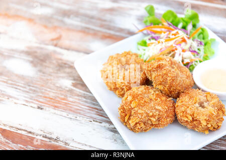 Deliziosi gamberi fritti, Thai Seafood stile, con salsa dolce e insalata di verdure in piastra bianca con spazio copia della tavola di legno per cibo sano e con Foto Stock