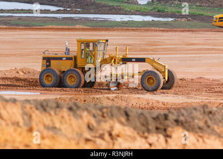 Un motore Caterpillar motolivellatrice utilizzati per il livellamento di materiali e raggio di manutenzione stradale è al lavoro per la costruzione di IPORT a Doncaster,South Yorkshire. Foto Stock