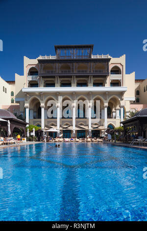 I UAE Abu Dhabi. Piscina in Shangri-La Qaariyat al beri Hotel Foto Stock